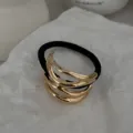 Detailaufnahme eines minimalistischen goldenen Metall-Haargummis mit elastischem Band. - Unregelmäßiges Krallenmotiv Haargummi (2025397) / Gold