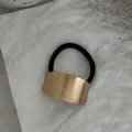 Detailansicht eines minimalistischen Gold-Manschettengummis mit einem matten Premium-Finish. - Matte Gebürstete Gebogene Manschette (2025397) / Gold