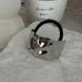 Nahaufnahme einer minimalistischen, gehämmerten silbernen Haarmanschette mit Band - Gehämmerte Unregelmäßige Haarmanschette (2025397) / Silber