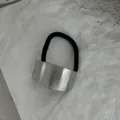 Minimalistisches Haargummi mit gebürsteter silberner Metallmanschette für Damen - Matte Gebürstete Gebogene Manschette (2025397) / Silber
