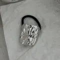 Minimalistisches Haargummi mit strukturierter Silberplatte auf weißem Hintergrund. - Gehämmerte Quadratische Manschette (2025397) / Silber