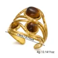 Vista dettagliata di un anello vintage color oro con pietre occhio di tigre e dimensioni - Stile Intrecciato Vintage Occhio di Tigre