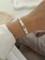 Elegante bracciale rigido vintage in smalto bianco con fiori e dettagli dorati - Stile Smalto Floreale Rosa (A829-1)