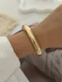 Elegantes vintage goldfarbenes Armband mit gehämmerter Textur am Handgelenk gezeigt - Goldene Gehämmerte Vintage-Struktur (A829-5)