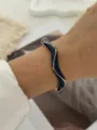 Eleganter Vintage-Armreif in Wellenform, goldplattiert mit dunkelblauer Emaille-Einlage - Dunkelblauer Emaille-Wellen-Stil (A829-6)