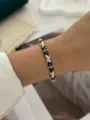 Vintage-Armreif mit schwarz-weißem Emaille-Blumenmuster, Kristallen und Gold-Finish - Schwarz-Weiß Kontrast Blumen Strass (A829-8)