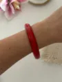 Eleganter roter, lichtdurchlässiger Harz-Armreif mit Retro-Marmormuster für Damen - Dünner Runder Stil / Tintenwaschrot