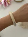 Retro minimalistischer runder Armreif aus cremeweißem Harz für Damen am Handgelenk getragen - Dünner Runder Stil / Marmoriertes Weiß