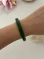 Eleganter retro dunkelgrüner schlanker runder Armreif aus Harz am Handgelenk für den Alltag - Dünner Runder Stil / Dunkelgrün