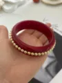 Braccialetto rigido vintage in smalto rosso vino con accenti di perline dorate - Perle Oro Rosso