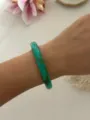 Vintage Armreif aus grünem Kunstharz mit Marmormuster an einem weiblichen Handgelenk - Dünner Runder Stil / Blau