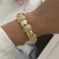 Elegantes elastisches Harz-Perlenarmband mit polierten goldenen Abstandsperlen am Handgelenk - Marmorweiß (824 Marmorweiß)