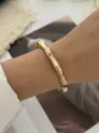 Eleganter Retro-Armreif in Goldoptik mit realistischem Bambus-Textur-Design am Handgelenk. - Goldenes Hochglanzpoliertes Bambusgelenk-Design (A829-13)
