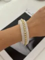 Elegante bracciale rigido vintage in resina marmorizzata bianca con perline oro - Perle Oro Bianco