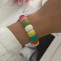 Lebhaftes Dopamin-Resin-Perlenarmband mit bunten Kontrastperlen am Handgelenk getragen. - Mehrfarbig (824 Mehrfarbig)