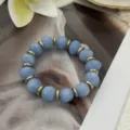 Bracciale artigianale con pietre blu irregolari e distanziatori dorati in stile vacanza - Stile con Perline Irregolari (823) / 13 Pezzi (10mm) / Blu