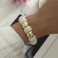 Handgefertigtes elastisches Armband mit weißen Harzperlen und goldenen Metallperlen - Weiß (824 Weiß)