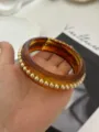 Bracciale vintage in resina bordeaux con perle dorate per un elegante look lusso retrò - Perle Oro Caffè Traslucido