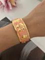 Bracciale rigido aperto largo in smalto dorato vibrante con motivi ciliegia e fragola - Arancio Ciliegia