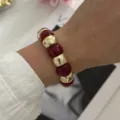 Elegantes Armband mit roten Harzperlen und goldenen Zwischenperlen zum Stapeln - Rot (824 Rot)