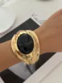 Bracciale rigido vintage dorato con texture increspata e grande gemma nera ovale - Stile Intarsiato Ovale Nero (814-1)