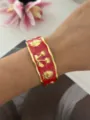 Bracciale rigido largo in smalto rosso con motivi ciliegia e fragola dorati da donna - rosso ciliegia