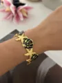 Bracciale rigido dorato stile oceano con motivi a stella marina e conchiglia smaltati - Stile Stella Marina e Capasanta / Nero/Oro
