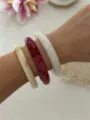 Minimalistisches Set aus drei Retro-Harz-Armreifen mit Marmortextur in Creme, Rot und Weiß. - Dreiteiliges Dünnes Rundes Set / Weinrot Kristallweiß Marmor