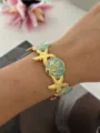 Goldene Manschette mit Meeresmotiven sowie Emaille-Anhängern in Seestern- und Muschelform - Jakobsmuschel Seestern Stil / Seeblau/Gold