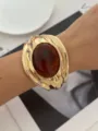 Bracciale vintage dorato con grande pietra ovale rosso vino indossato al polso - Stile Intarsiato Ovale Rosso Vino (814-4)