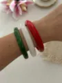 Vintage-Armreif-Set aus Harz mit grün-weiß-roten Marmortextur-Armbändern - Dreiteiliges Dünnes Rundes Set / Rot Kristallweiß Grün