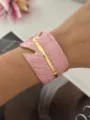 Roze emaille brede open manchet armband met marmerpatroon in levendige dopamine stijl - Breed Blad Roze