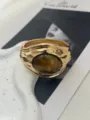Bracciale rigido dorato stile vintage con una grande pietra ambrata ovale al centro - Stile Intarsiato Ovale Marrone (814-5)