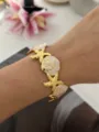 Eleganter vergoldeter Emaille-Armreif im Meeresstil mit bunten Seesternen und Muscheln - Jakobsmuschel Seestern Stil / Weiß/Gold