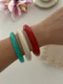 Vintage-Armreif-Set aus Harz in Blaugrün, Perlweiß und Marmorrot für elegantes Tragen. - Dreiteiliges Dünnes Rundes Set / Rot Marmor Blau