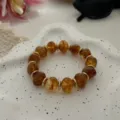 Böhmisches Armband mit unregelmäßigen bernsteinfarbenen Perlen und Goldakzenten. - Unregelmäßiger Perlenstil (823) / 13 Stück (10mm) / Bernstein