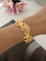 Goldfarbenes Armband im Meeresstil mit rosa Emaille-Seesternen und Muscheln - Jakobsmuschel Seestern Stil / Orange Pink and Gold