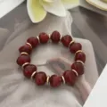 Perlenarmband im Resort-Stil mit unregelmäßigen roten Achatsteinen und Goldteilen - Unregelmäßiger Perlenstil (823) / 13 Stück (10mm) / Verwaschenes Rot
