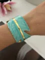 Brede gemarmerde emaille manchetarmband in groenblauw met gouden accent, verstelbare armband. - Breed Blad Meerblauw
