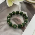 Vintage-Perlenarmband mit dunkelgrünen Jadelimitat-Steinen und Gold-Teilern - Unregelmäßiger Perlenstil (823) / 13 Stück (10mm) / Tuschewasch-Grün