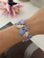 Emaille-Armreif mit Meeresmotiv, hellblauem Seestern und goldenen Muscheldetails. - Schneckenhaus Seestern Stil / Lila/Gold