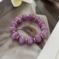 Eleganter lilafarbener Marmor-Steinperlenarmreif mit goldenen Abständen für Damen - Unregelmäßiger Perlenstil (823) / 13 Stück (10mm) / Lila