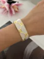 Eleganter vergoldeter Emaille-Armreif mit weißem Wellenmuster für den Urlaubs-Look - Halbkreis Quadrat Stil / Weiß/Gold