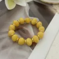 Elegantes gelbes Armband aus Kunstjade mit goldenen Zwischenstücken für den Urlaub - Unregelmäßiger Perlenstil (823) / 13 Stück (10mm) / Gelb