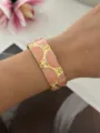 Eleganter offener Armreif mit rosa Emaille und goldfarbenem Wellenmuster - Halbkreis Quadrat Stil / Orange Pink and Gold