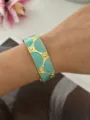 Eleganter Armreif im Ozean-Stil mit türkisfarbener Emaille und Gold-Finish für den Urlaub - Halbkreis Quadrat Stil / Seeblau/Gold