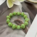 Böhmisches Perlenarmband mit unregelmäßigen grünen Kunstjade-Steinen und Goldakzenten - Unregelmäßiger Perlenstil (823) / 13 Stück (10mm) / Grasgrün