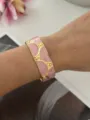 Eleganter pinker Emaille-Armreif im Meeresstil mit goldfarbenen Akzenten am Handgelenk - Halbkreis Quadrat Stil / Rosa Gold