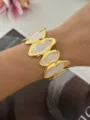 Elegante brede gouden open armband met witte abstracte emaille golfpatronen voor dames - Onregelmatige Ovaal Wit
