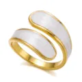 Elegante anello vintage regolabile in oro con intarsio in pietra marmorizzata bianca - Stile Aperto Dorato con Doppio Intarsio in Madreperla Bianca (018)